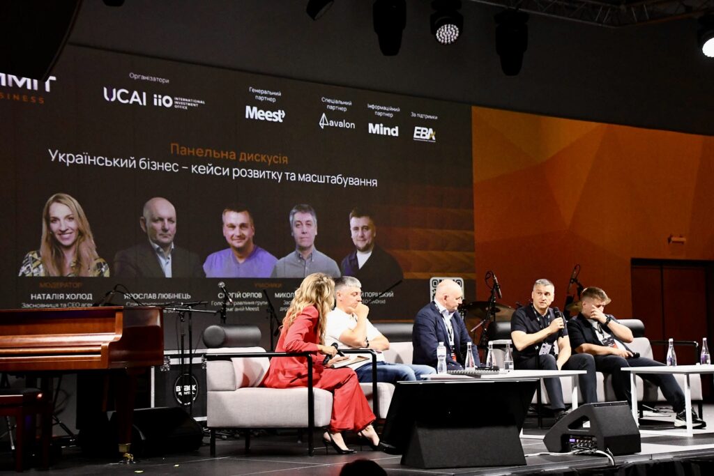 анельна дискусія представників Meest, SoftServe, Сінево та DevDroid про масштабування бізнесу на Міжнародному економічному форумі 2025