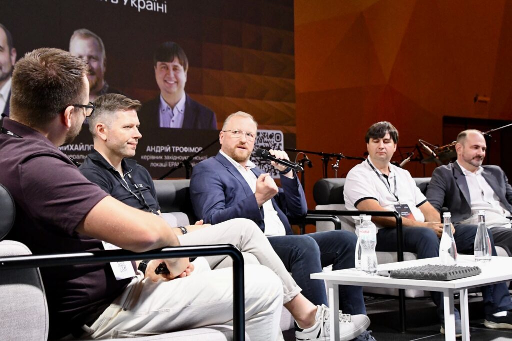 Панельна дискусія керівників Cisco, Schneider Electric, Peikko та EPAM про адаптивність бізнесу на Міжнародному економічному форумі 2025